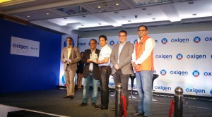 Mr. Pramod Saxena, founder & CMD of Oxigen services, Mr. Sachin Tendulkar, Mr. Mark Levy, Joint CEO of Blue label Telecom, Mr. Ankur Saxena, CEO of Oxigen wallet (1)