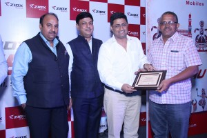 ziox-mobile-top-management-presenting-distributors-recognition-award-1